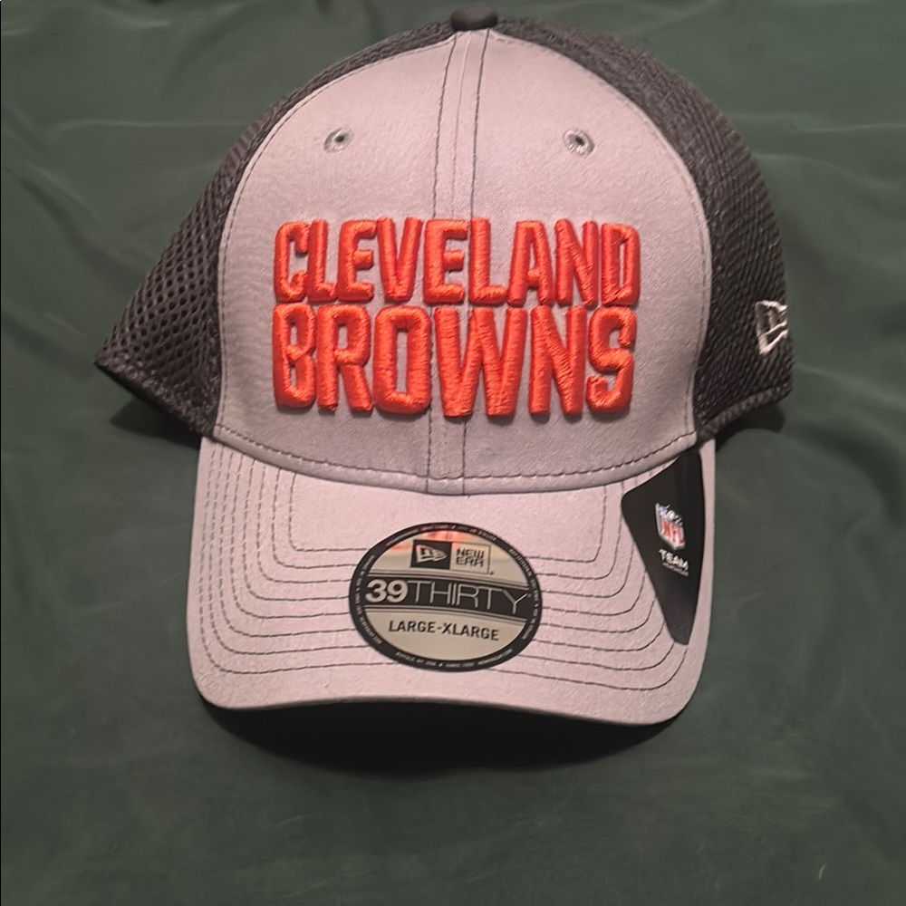 New Era Cleveland Browns Gray and Black 39Thirty official team on field Cap